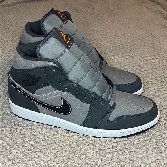 Nike Air Jordan 1 Mid SE Shoes Night Stadium Black - Picture 2 of 14